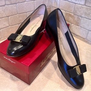 Salvatore Ferragamo Vara bow leather pumps in black, size 8B